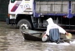 Huy động xuồng máy chống úng ngập
