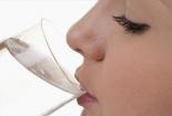 Những điều cần biết khi uống nước vào mùa hè