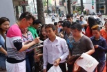 Ký tặng fan, Mr Đàm phát cả voucher... mua cá sạch