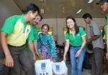 Tặng phân bón cho nông dân bị ảnh hưởng bão