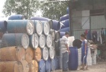 Thức ăn đựng trong thùng phi chứa hóa chất