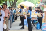 Ấm lòng bánh mì, nước uống miễn phí cho người đợi viếng Đại tướng