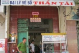 Phóng xe máy tạt axit vào 5 cô gái