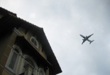 Máy bay Vietnam Airlines hạ cánh nghi làm tốc mái nhà dân