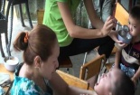 Giáo viên mầm non tát bôm bốp, bóp cổ, dí đầu trẻ là người như thế nào?