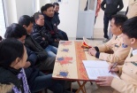 Cảnh sát giao thông lao mình vào xe máy bắt 'cò mồi' chùa Hương