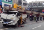 Xe biển xanh húc đổ cổng thép trên cầu vượt