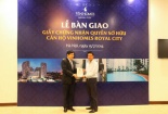 Bàn giao sổ đổ căn hộ Vinhomes Royal City