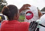 Trung tâm cách ly bị tấn công, hàng chục bệnh nhân Ebola bỏ trốn