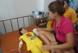 Nghi vấn cháu bé 4 tuổi bị cha mẹ hành hung biến dạng mặt mũi