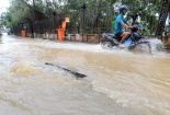 Sau bão số 3, dân Lạng Sơn đi lại bằng thuyền
