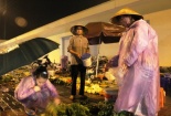 Nhẫn tâm 'hôi tiền' chị bán rau giữa cơn giông