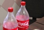 Hoảng hồn phát hiện nhiều thùng và lốc Coca Cola xì, nổ lốp bốp