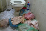 Kinh hãi  nguyên liệu làm nem tai, giò chả chất đống ở nhà vệ sinh