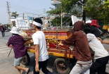 Nghi phạm chết tại phòng tạm giữ, hàng trăm người dân mang quan tài vây kín trụ sở