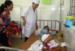 Bé trai bỏng nặng nghi do mẹ xô vào đống lửa 