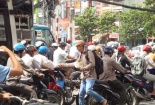 Phát tờ rơi ở giao lộ tại TP.HCM: Sao không xử lý người vi phạm?