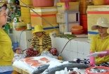 Xăng giảm giá, hàng hóa vẫn... trơ trơ