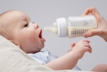Hóa chất trong bình sữa đe dọa sức khỏe trẻ em