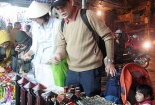 Chợ đêm phố cổ: Ngập tràn hàng Trung Quốc