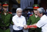 Vợ bầu Kiên mặc áo sơ mi trắng đến dự, an ninh thắt chặt phiên tòa phúc thẩm