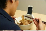 Bát ăn mì kiêm khay đựng smartphone độc đáo và tiện lợi