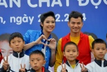 Ngọc Hân và Xuân Bắc giao lưu cùng trẻ em mang di chứng chất độc da cam