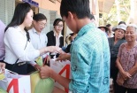 2000 phần quà tết trao cho người nghèo