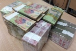 Nhân viên ngân hàng 'đau đầu' vì đổi tiền mới cho khách
