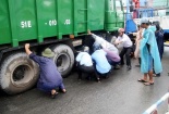 Mất lái, xe rác gây tai nạn liên hoàn rồi đâm thủng 1 gara ô tô
