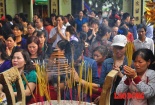 Chen chúc 'vay nợ' Bà chúa Kho mong năm mới phát tài