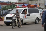 Mặc lệnh cấm, xe biển xanh vẫn tấp nập đi khai ấn đền Trần