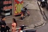 Choáng với mốt lột đồ nơi công cộng vì tình yêu