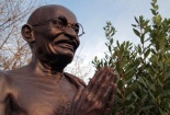 Mahatma Gandhi: Hãy thay đổi rồi bạn sẽ thấy kết quả