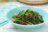 Học lỏm cách làm kim chi lá hẹ đúng chất Hàn Quốc