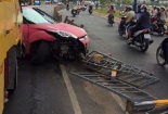 Nữ tài xế phá nát xe với cú tông trực diện vào dải phân cách