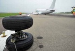 Máy bay chở nhiên liệu trượt dài trên đường băng vì rơi bánh