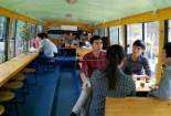 Ý tưởng độc đáo: Biến xe khách cũ nát thành quán cafe đắt khách