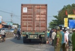 Mẹ khóc ngất trước cảnh con 9 tuổi mắc kẹt dưới bánh container