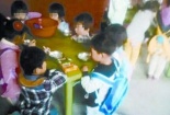 Đóng cửa trường mầm non bắt trẻ em quỳ gối để ăn cơm