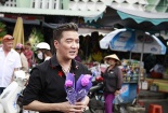 Tp.HCM: Cả khu chợ náo loạn vì Mr. Đàm đi tặng hoa