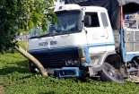 Tp. HCM: Giao thông ùn tắc vì ô tô tải mất lái cuốn xe máy vào gầm