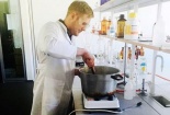 Nghiên cứu loại dầu gội đầu mới từ... nước tiểu bò