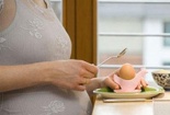 Lưu ý khi ăn trứng vịt lộn với phụ nữ có thai và trẻ em