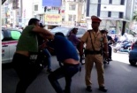 Video: Cảnh sát giao thông đứng nhìn lái xe VTV đánh nhau