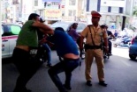 CSGT trần tình vụ đứng nhìn lái xe đánh nhau: ‘Em cũng bị đấm vào mặt đây này'