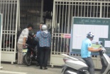Cánh cửa trường thi mở toang khi thí sinh đang làm bài thi môn Toán
