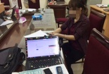 Bắt nhóm đối tượng dùng thiết bị đọc đáp án vào phòng thi