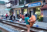 Bất lực với chợ cóc lấn đường sắt giữa Hà Nội hơn chục năm qua?