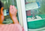 Bé gái 7 tuổi bong hết da vì chứng bệnh lạ 